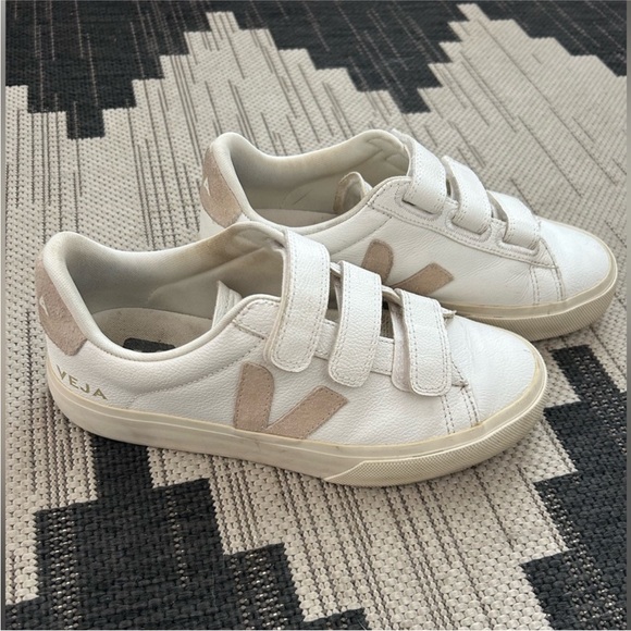 Veja Shoes - VEJA • Recife Velcro Low-Top Sneakers •
Size 7